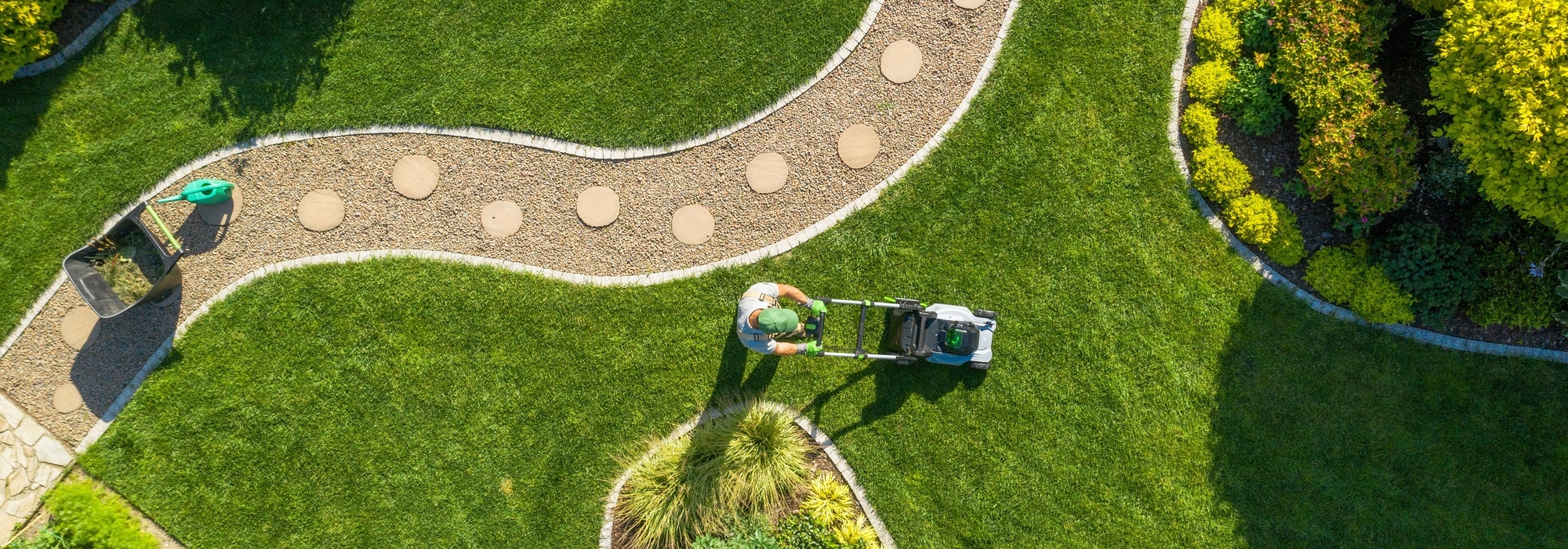 Passionnés par l’univers paysager, nous faisons de la satisfaction client notre priorité. Faites appel à notre équipe d'artisans polyvalents aux compétences complémentaires.