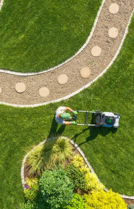 Passionnés par l’univers paysager, nous faisons de la satisfaction client notre priorité. Faites appel à notre équipe d'artisans polyvalents aux compétences complémentaires.